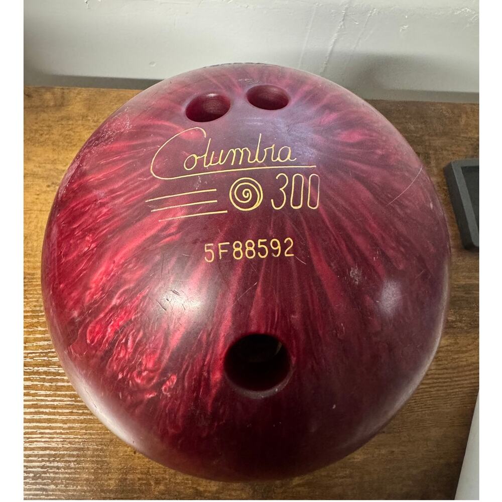 Columbia 300 Youth Bowling Ball 10.7 lbs w/ Vintage Carrying Case & Hand Grip